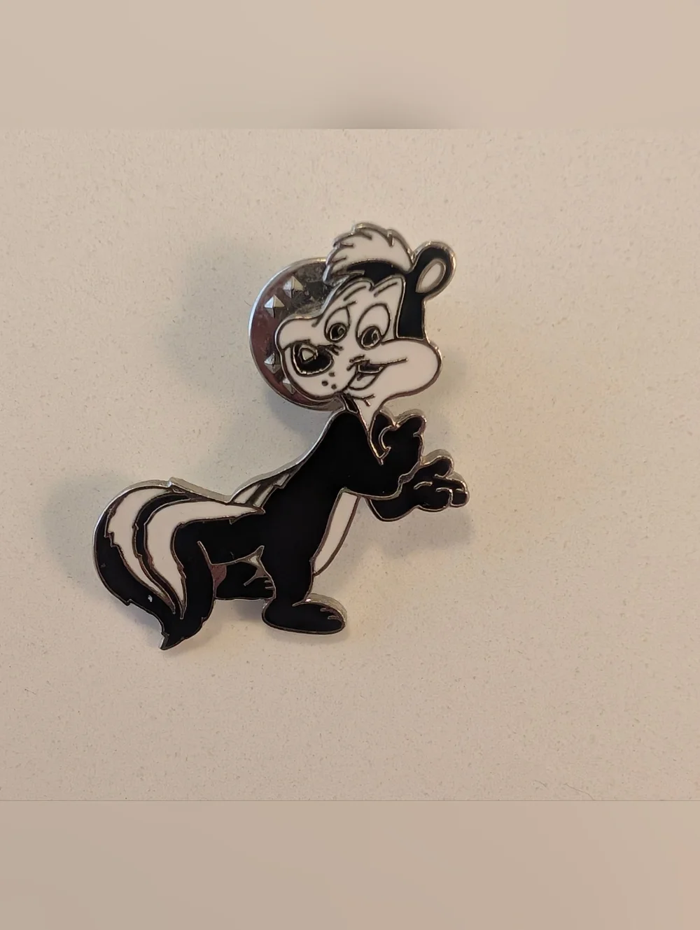 Vintage 1993 Pepe Le Pew Lapel Pin Warner Bros Looney Tunes Enamel Brooch Skunk